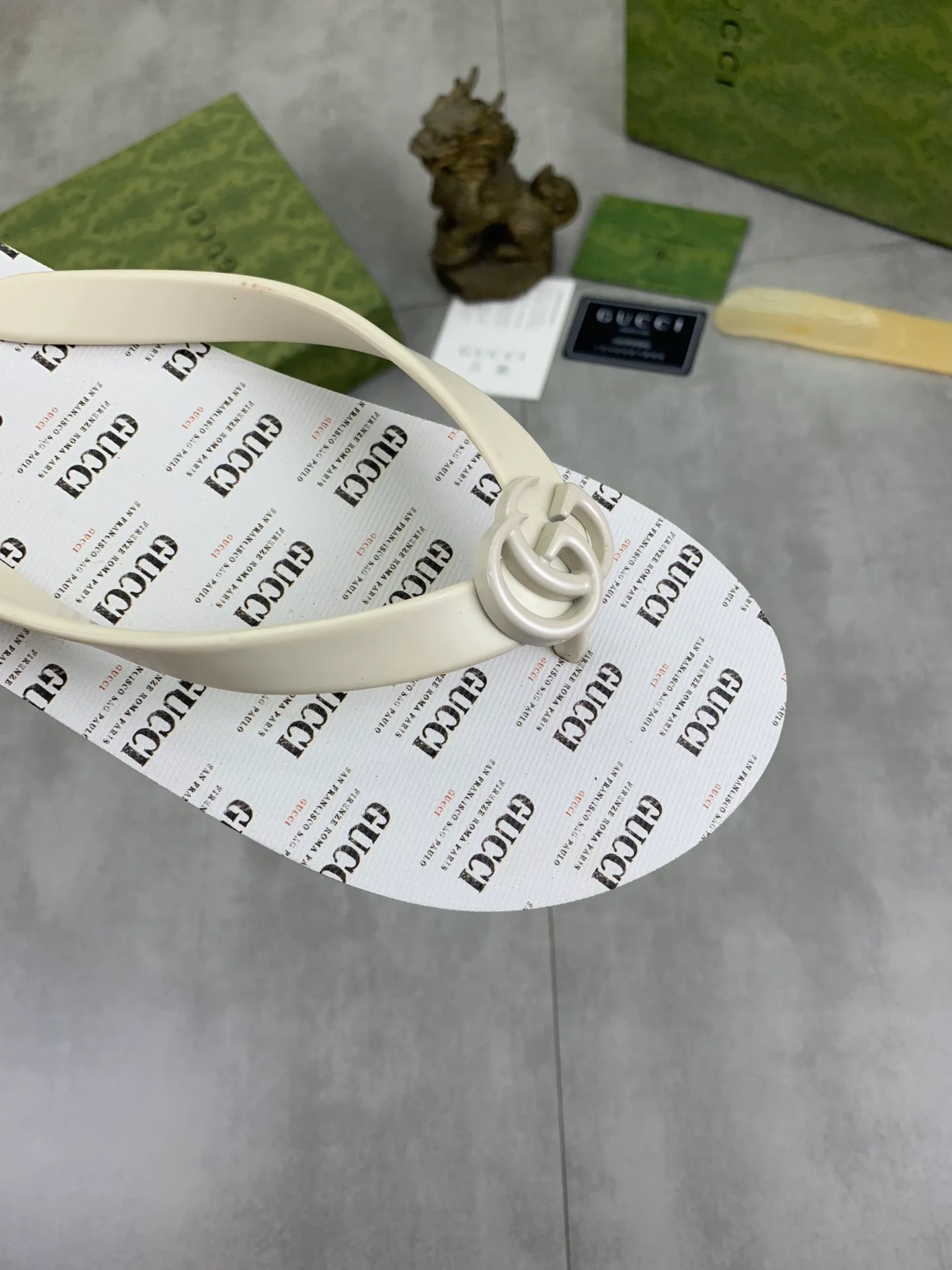 Men's men's shoes 💰P220💰【New style】🆘【GUCCI】Official website's popular Gucci adult couple 🧑‍🤝‍🧑 style, children's flip-flops are on sale at the counter simultaneously! Original fabric imported from Italy. Original bottom provided by the original factory. Size: Adult 36-45. Children’s size: 30-37. Multiple colors available.